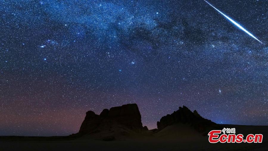 Photo taken by An Jiu shows the Geminid meteor shower and comet 46P over the Yardang geopark in Haixi Mongol and Tibetan Autonomous Prefecture, Northwest China\'s Qinghai Province. (Photo: China News Service)